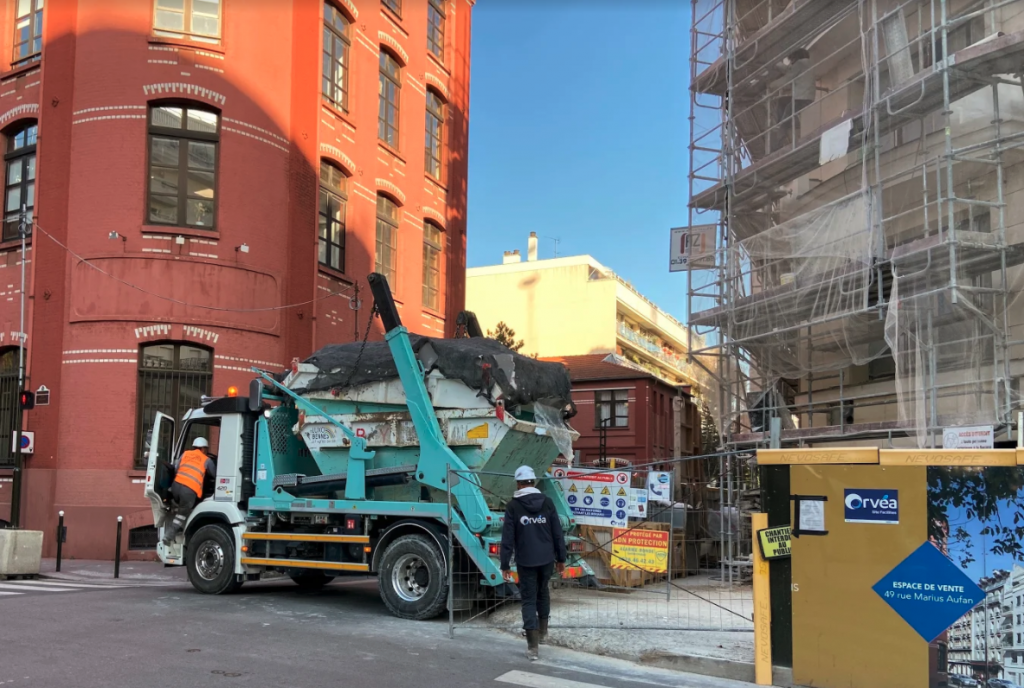 Rotation régulière des bennes pour garder un chantier propre 